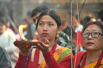 पाटनको कृष्ण मन्दिरमा भक्तजनको घुइँचो (फाेटाे फिचर)